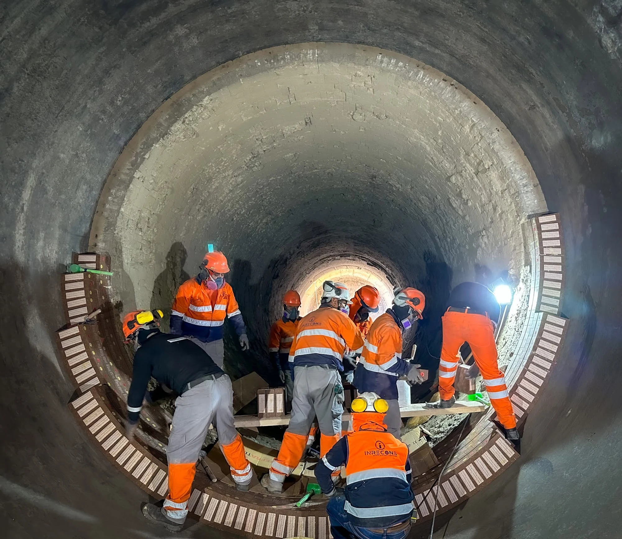 Equipo INRECONS instalando ladrillos refractarios en un horno