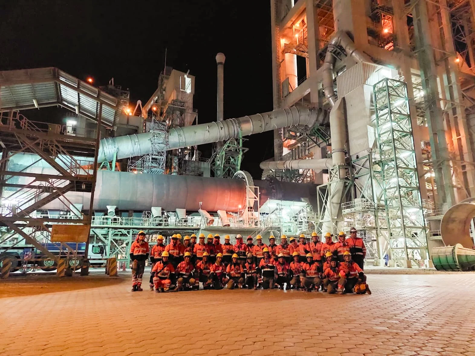 Equipo de INRECONS reunido en planta Yura al término de una jornada de trabajo