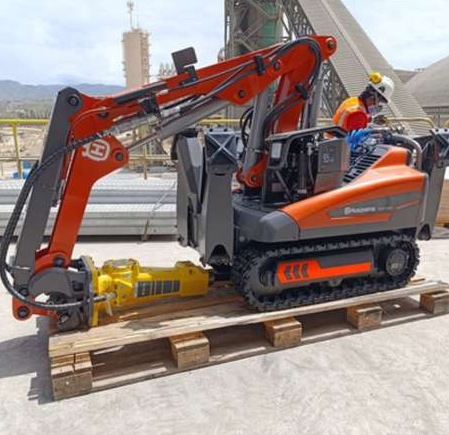 Robot Husqvarna DXR 145 utilizado por INRECONS, con brazo articulado y martillo